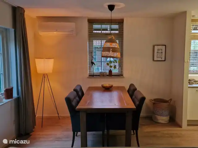 Eethoek met vier stoelen. Losse stoelen voor meer personen worden er bijgezet.